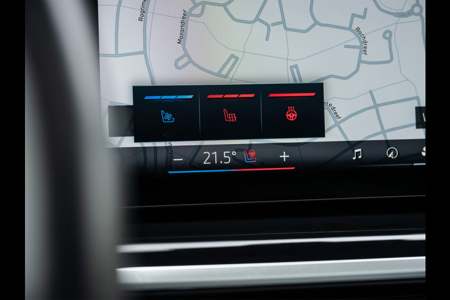 BMW X5 xDrive50e 490pk M Sport Pro | Panoramadak | Soft Close | Comfort Access | Trekhaak | Iconic Glow | M Gordels | 4-Zone Climate | Adaptive Led. | 360 Camera | Head-Up | Active Cruise | Harman/Kardon |