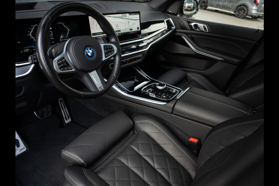 BMW X5 xDrive50e 490pk M Sport Pro | Panoramadak | Soft Close | Comfort Access | Trekhaak | Iconic Glow | M Gordels | 4-Zone Climate | Adaptive Led. | 360 Camera | Head-Up | Active Cruise | Harman/Kardon |