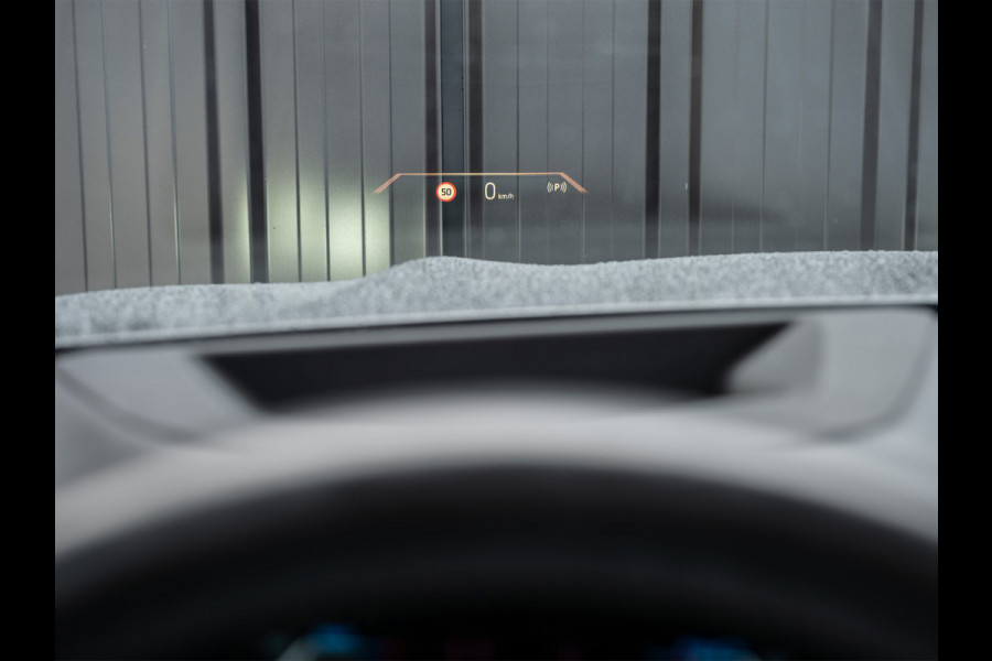 BMW X5 xDrive50e 490pk M Sport Pro | Panoramadak | Soft Close | Comfort Access | Trekhaak | Iconic Glow | M Gordels | 4-Zone Climate | Adaptive Led. | 360 Camera | Head-Up | Active Cruise | Harman/Kardon |