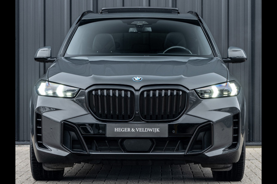 BMW X5 xDrive50e 490pk M Sport Pro | Panoramadak | Soft Close | Comfort Access | Trekhaak | Iconic Glow | M Gordels | 4-Zone Climate | Adaptive Led. | 360 Camera | Head-Up | Active Cruise | Harman/Kardon |