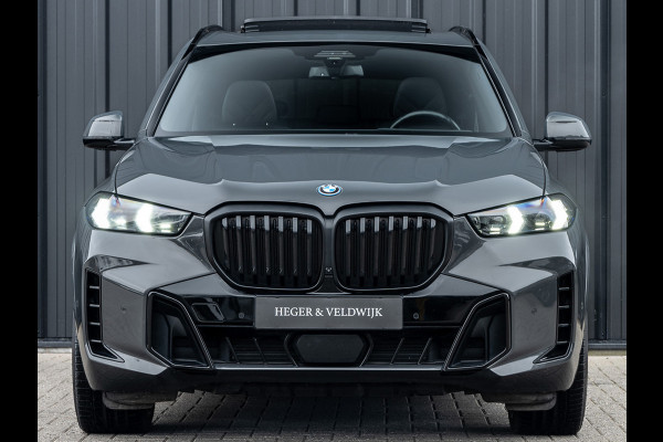 BMW X5 xDrive50e 490pk M Sport Pro | Panoramadak | Soft Close | Comfort Access | Trekhaak | Iconic Glow | M Gordels | 4-Zone Climate | Adaptive Led. | 360 Camera | Head-Up | Active Cruise | Harman/Kardon |