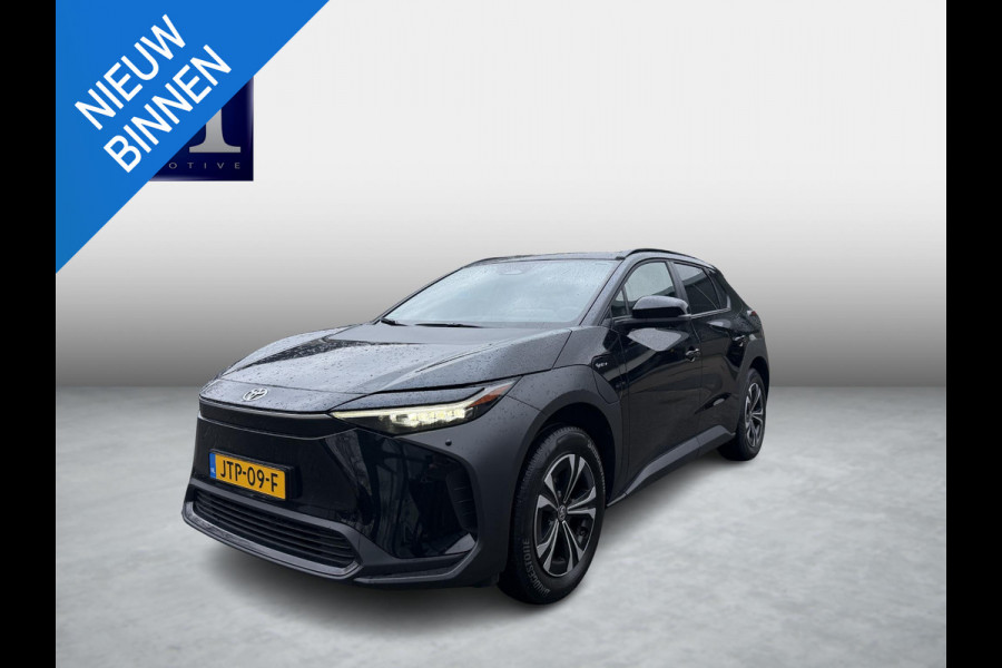 Toyota Bz4x Dynamic 71 kWh SOH 100% | 3-FASE | 5.000 KM | NAVIGATIE | 360° CAMERA + PDC | STUUR- & STOELVERWARMING | ADAPTIEVE CRUISE CONTROL | ELEKTRISCHE ACHTERKLEP | FABRIEKSGARANTIE 3034!