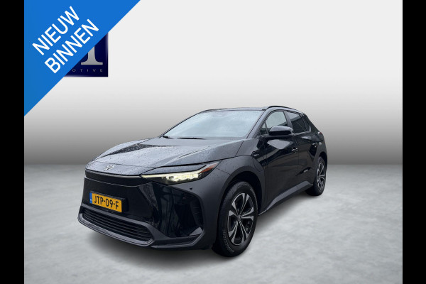 Toyota Bz4x Dynamic 71 kWh SOH 100% | 3-FASE | 5.000 KM | NAVIGATIE | 360° CAMERA + PDC | STUUR- & STOELVERWARMING | ADAPTIEVE CRUISE CONTROL | ELEKTRISCHE ACHTERKLEP | FABRIEKSGARANTIE 3034!