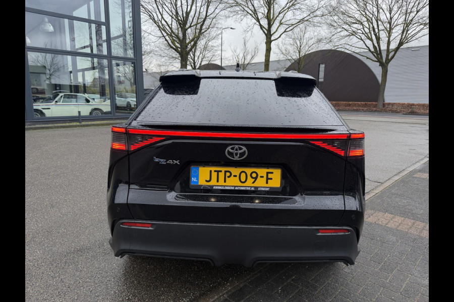 Toyota Bz4x Dynamic 71 kWh SOH 100% | 3-FASE | 5.000 KM | NAVIGATIE | 360° CAMERA + PDC | STUUR- & STOELVERWARMING | ADAPTIEVE CRUISE CONTROL | ELEKTRISCHE ACHTERKLEP | FABRIEKSGARANTIE 3034!