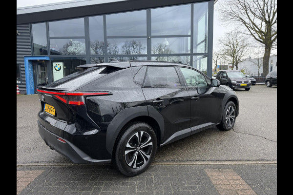 Toyota Bz4x Dynamic 71 kWh SOH 100% | 3-FASE | 5.000 KM | NAVIGATIE | 360° CAMERA + PDC | STUUR- & STOELVERWARMING | ADAPTIEVE CRUISE CONTROL | ELEKTRISCHE ACHTERKLEP | FABRIEKSGARANTIE 3034!