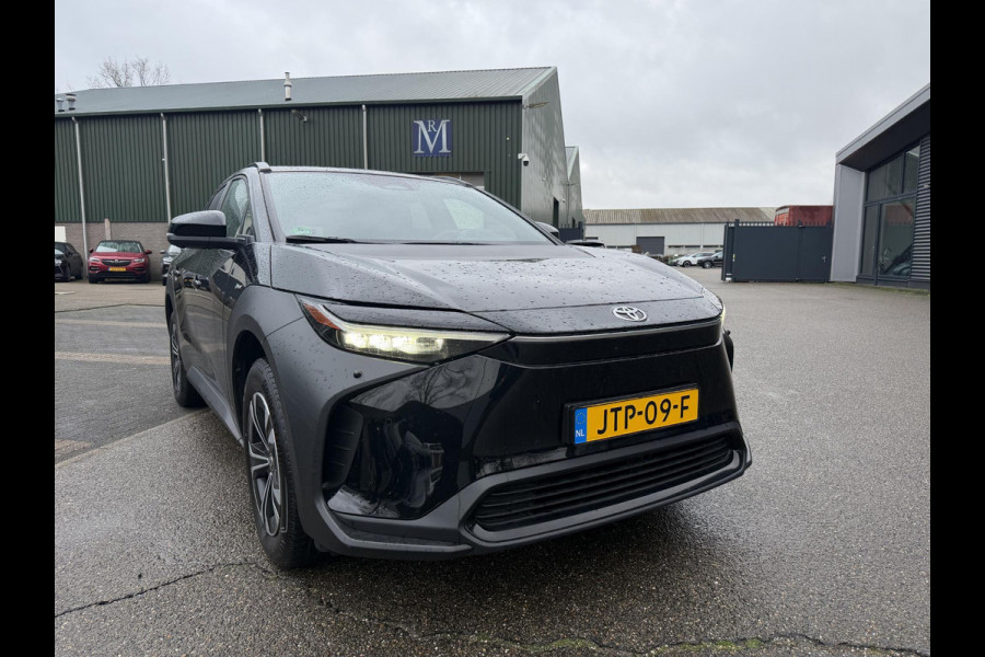 Toyota Bz4x Dynamic 71 kWh SOH 100% | 3-FASE | 5.000 KM | NAVIGATIE | 360° CAMERA + PDC | STUUR- & STOELVERWARMING | ADAPTIEVE CRUISE CONTROL | ELEKTRISCHE ACHTERKLEP | FABRIEKSGARANTIE 3034!