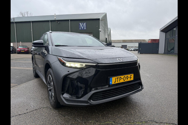 Toyota Bz4x Dynamic 71 kWh SOH 100% | 3-FASE | 5.000 KM | NAVIGATIE | 360° CAMERA + PDC | STUUR- & STOELVERWARMING | ADAPTIEVE CRUISE CONTROL | ELEKTRISCHE ACHTERKLEP | FABRIEKSGARANTIE 3034!