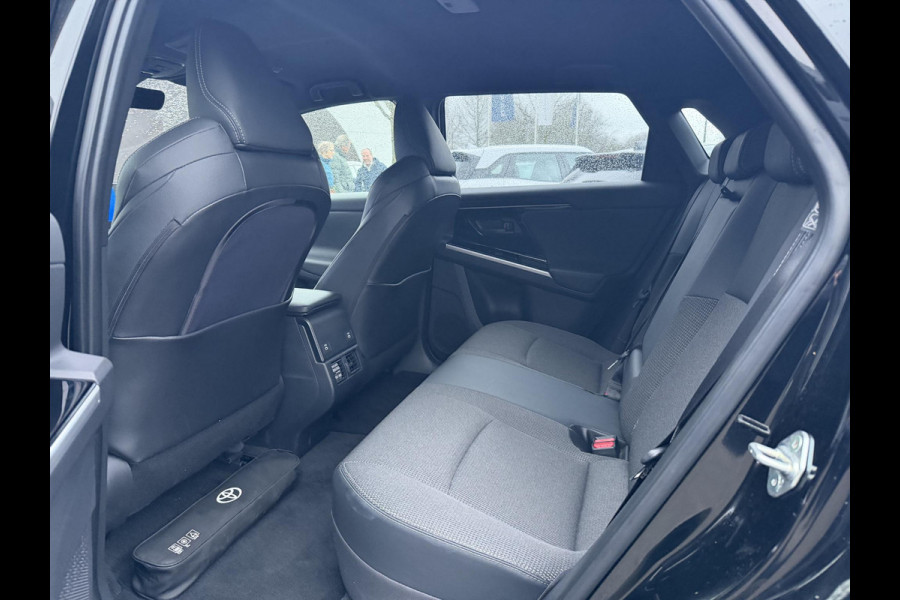 Toyota Bz4x Dynamic 71 kWh SOH 100% | 3-FASE | 5.000 KM | NAVIGATIE | 360° CAMERA + PDC | STUUR- & STOELVERWARMING | ADAPTIEVE CRUISE CONTROL | ELEKTRISCHE ACHTERKLEP | FABRIEKSGARANTIE 3034!