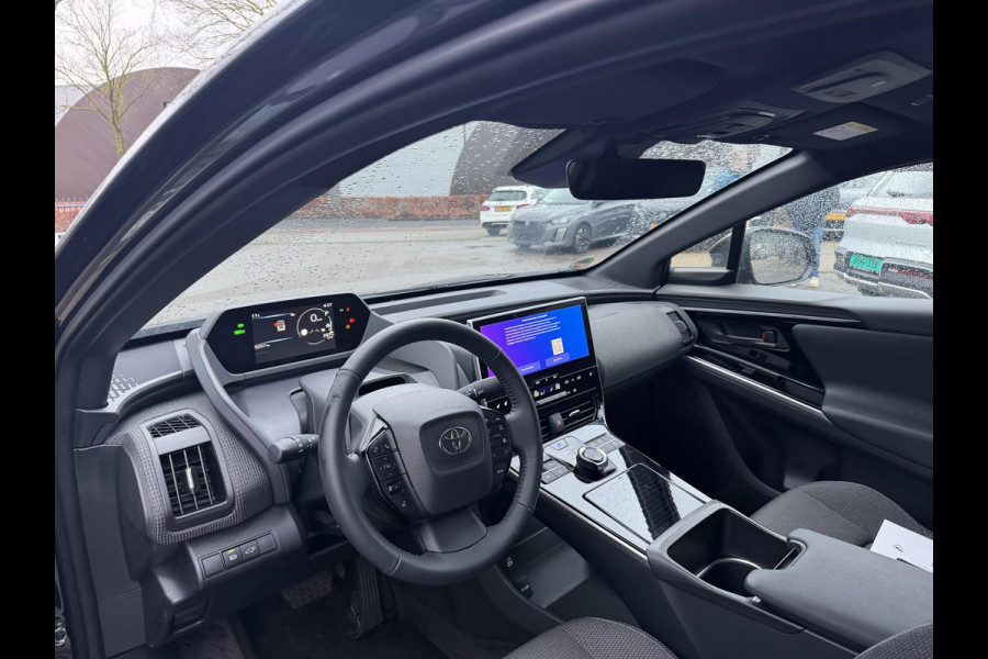 Toyota Bz4x Dynamic 71 kWh SOH 100% | 3-FASE | 5.000 KM | NAVIGATIE | 360° CAMERA + PDC | STUUR- & STOELVERWARMING | ADAPTIEVE CRUISE CONTROL | ELEKTRISCHE ACHTERKLEP | FABRIEKSGARANTIE 3034!