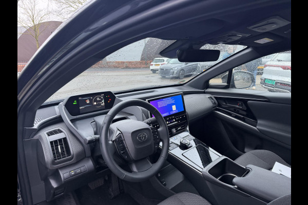 Toyota Bz4x Dynamic 71 kWh SOH 100% | 3-FASE | 5.000 KM | NAVIGATIE | 360° CAMERA + PDC | STUUR- & STOELVERWARMING | ADAPTIEVE CRUISE CONTROL | ELEKTRISCHE ACHTERKLEP | FABRIEKSGARANTIE 3034!