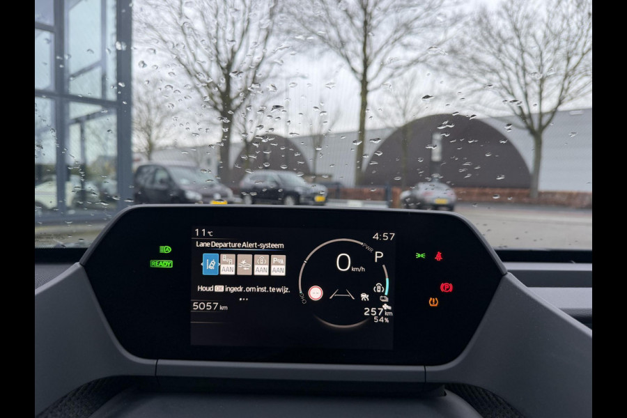 Toyota Bz4x Dynamic 71 kWh SOH 100% | 3-FASE | 5.000 KM | NAVIGATIE | 360° CAMERA + PDC | STUUR- & STOELVERWARMING | ADAPTIEVE CRUISE CONTROL | ELEKTRISCHE ACHTERKLEP | FABRIEKSGARANTIE 3034!