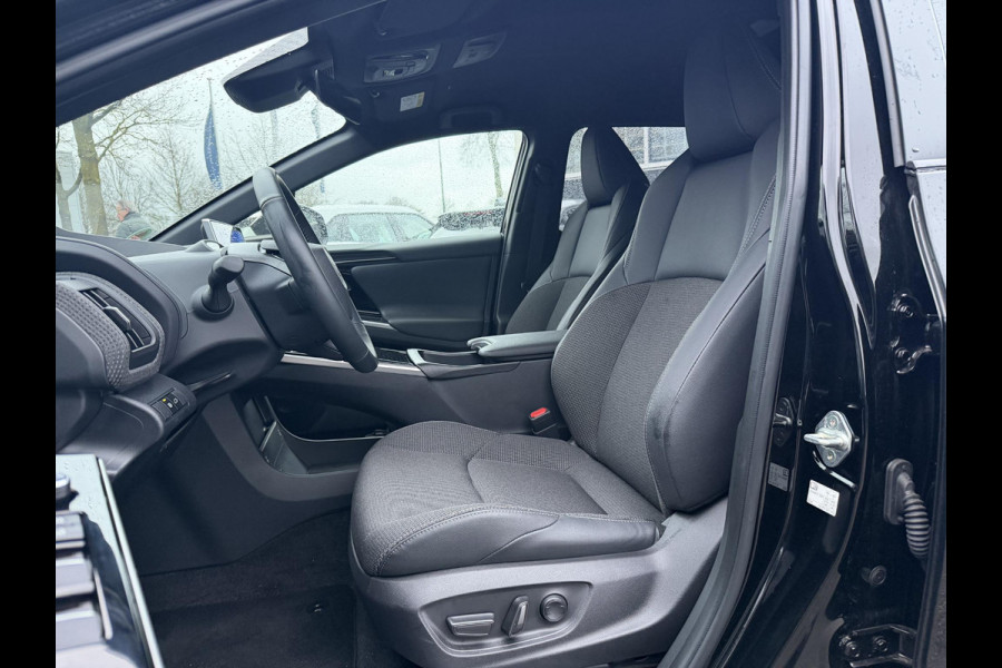 Toyota Bz4x Dynamic 71 kWh SOH 100% | 3-FASE | 5.000 KM | NAVIGATIE | 360° CAMERA + PDC | STUUR- & STOELVERWARMING | ADAPTIEVE CRUISE CONTROL | ELEKTRISCHE ACHTERKLEP | FABRIEKSGARANTIE 3034!
