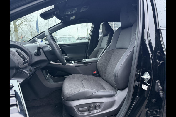 Toyota Bz4x Dynamic 71 kWh SOH 100% | 3-FASE | 5.000 KM | NAVIGATIE | 360° CAMERA + PDC | STUUR- & STOELVERWARMING | ADAPTIEVE CRUISE CONTROL | ELEKTRISCHE ACHTERKLEP | FABRIEKSGARANTIE 3034!