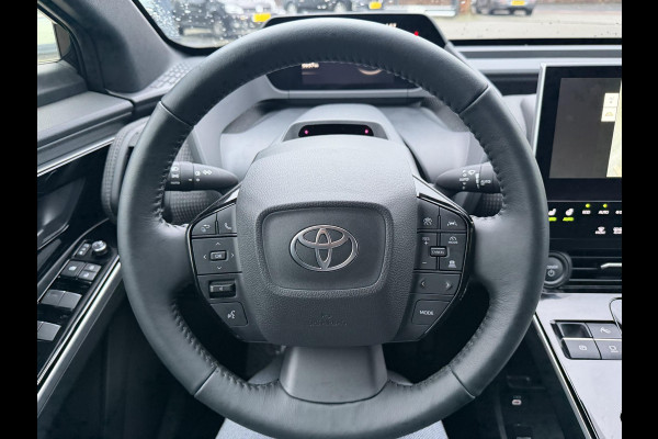 Toyota Bz4x Dynamic 71 kWh SOH 100% | 3-FASE | 5.000 KM | NAVIGATIE | 360° CAMERA + PDC | STUUR- & STOELVERWARMING | ADAPTIEVE CRUISE CONTROL | ELEKTRISCHE ACHTERKLEP | FABRIEKSGARANTIE 3034!