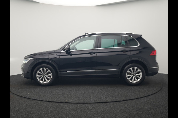 Volkswagen Tiguan 1.4 TSI eHybrid Elegance Plug In Hybrid 245pk Dealer O.H. PHEV | Trekhaak Af Fabriek | Panodak | Adaptive Cruise | Camera | Stuur Verwarmd | Apple Carplay | Keyless | Blis | Navigatie | DAB |