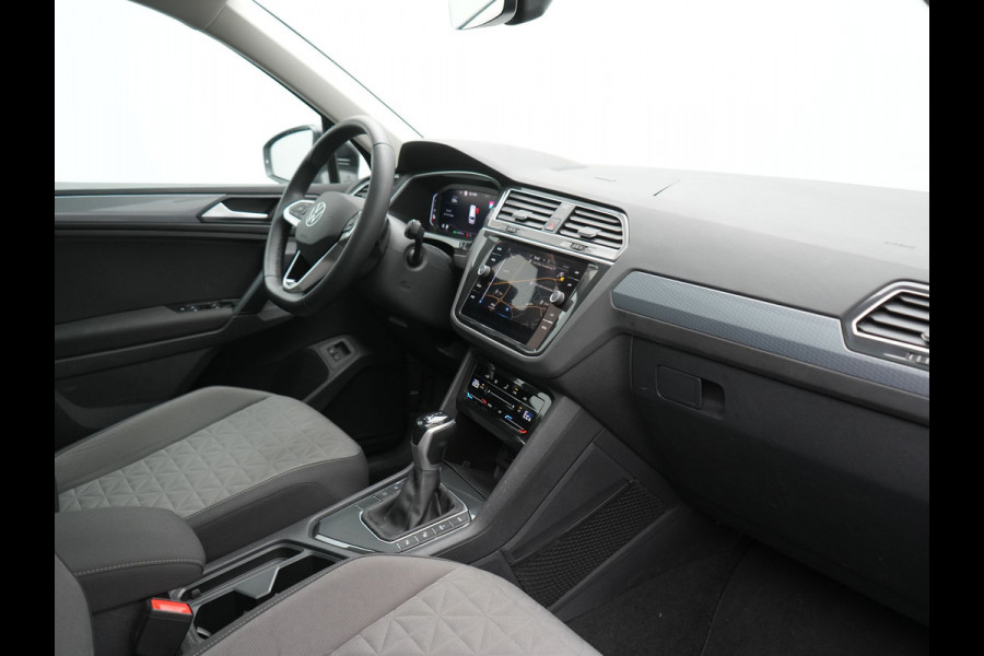 Volkswagen Tiguan 1.4 TSI eHybrid Elegance Plug In Hybrid 245pk Dealer O.H. PHEV | Trekhaak Af Fabriek | Panodak | Adaptive Cruise | Camera | Stuur Verwarmd | Apple Carplay | Keyless | Blis | Navigatie | DAB |
