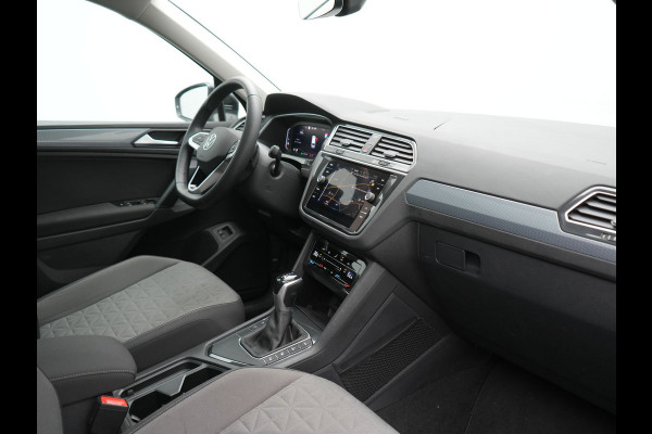 Volkswagen Tiguan 1.4 TSI eHybrid Elegance Plug In Hybrid 245pk Dealer O.H. PHEV | Trekhaak Af Fabriek | Panodak | Adaptive Cruise | Camera | Stuur Verwarmd | Apple Carplay | Keyless | Blis | Navigatie | DAB |