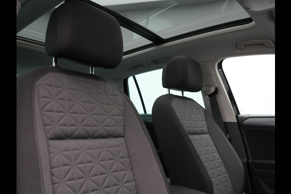 Volkswagen Tiguan 1.4 TSI eHybrid Elegance Plug In Hybrid 245pk Dealer O.H. PHEV | Trekhaak Af Fabriek | Panodak | Adaptive Cruise | Camera | Stuur Verwarmd | Apple Carplay | Keyless | Blis | Navigatie | DAB |