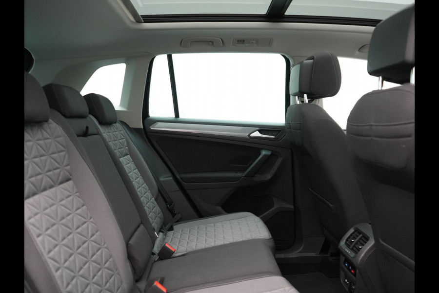 Volkswagen Tiguan 1.4 TSI eHybrid Elegance Plug In Hybrid 245pk Dealer O.H. PHEV | Trekhaak Af Fabriek | Panodak | Adaptive Cruise | Camera | Stuur Verwarmd | Apple Carplay | Keyless | Blis | Navigatie | DAB |