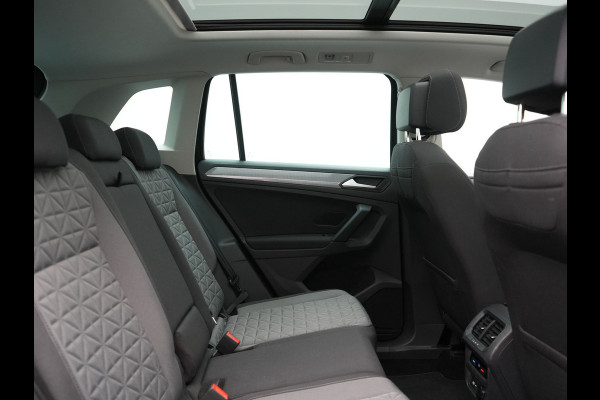 Volkswagen Tiguan 1.4 TSI eHybrid Elegance Plug In Hybrid 245pk Dealer O.H. PHEV | Trekhaak Af Fabriek | Panodak | Adaptive Cruise | Camera | Stuur Verwarmd | Apple Carplay | Keyless | Blis | Navigatie | DAB |
