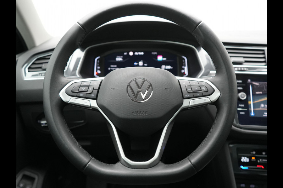 Volkswagen Tiguan 1.4 TSI eHybrid Elegance Plug In Hybrid 245pk Dealer O.H. PHEV | Trekhaak Af Fabriek | Panodak | Adaptive Cruise | Camera | Stuur Verwarmd | Apple Carplay | Keyless | Blis | Navigatie | DAB |
