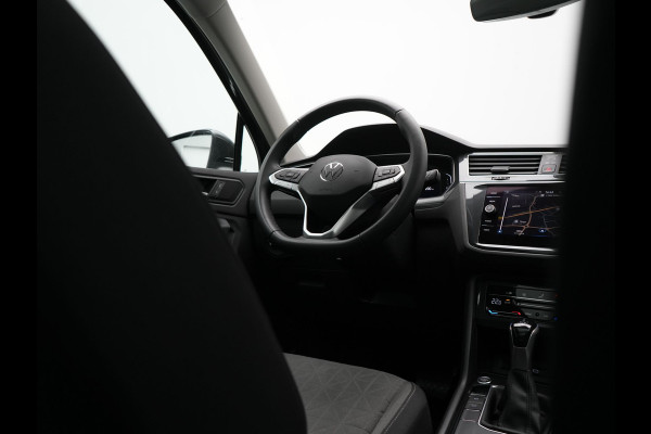 Volkswagen Tiguan 1.4 TSI eHybrid Elegance Plug In Hybrid 245pk Dealer O.H. PHEV | Trekhaak Af Fabriek | Panodak | Adaptive Cruise | Camera | Stuur Verwarmd | Apple Carplay | Keyless | Blis | Navigatie | DAB |