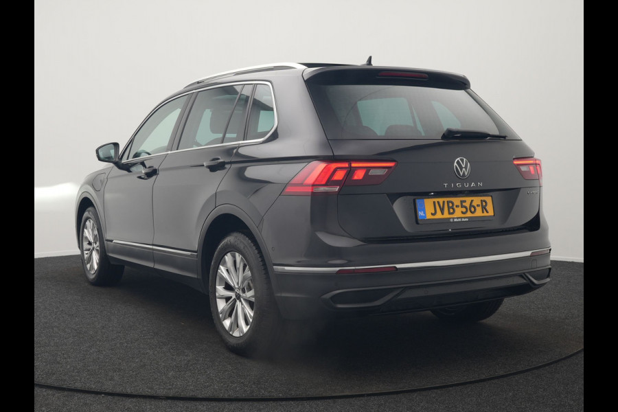 Volkswagen Tiguan 1.4 TSI eHybrid Elegance Plug In Hybrid 245pk Dealer O.H. PHEV | Trekhaak Af Fabriek | Panodak | Adaptive Cruise | Camera | Stuur Verwarmd | Apple Carplay | Keyless | Blis | Navigatie | DAB |