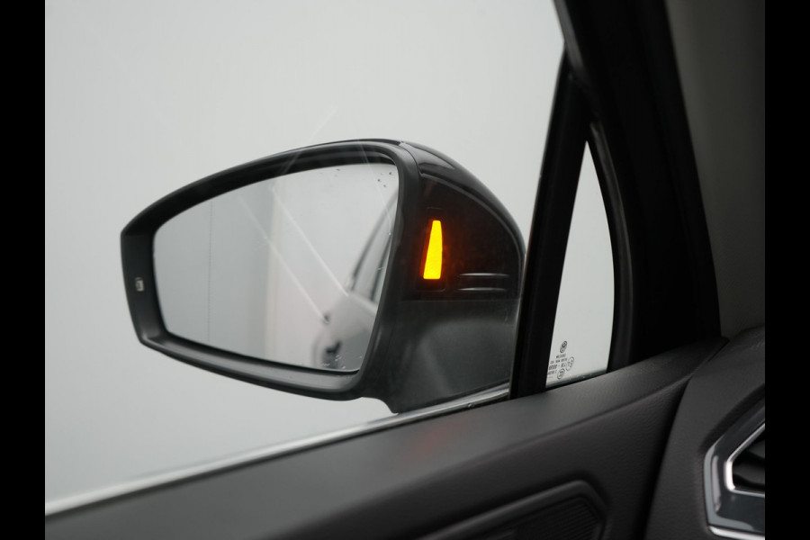 Volkswagen Tiguan 1.4 TSI eHybrid Elegance Plug In Hybrid 245pk Dealer O.H. PHEV | Trekhaak Af Fabriek | Panodak | Adaptive Cruise | Camera | Stuur Verwarmd | Apple Carplay | Keyless | Blis | Navigatie | DAB |