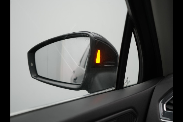 Volkswagen Tiguan 1.4 TSI eHybrid Elegance Plug In Hybrid 245pk Dealer O.H. PHEV | Trekhaak Af Fabriek | Panodak | Adaptive Cruise | Camera | Stuur Verwarmd | Apple Carplay | Keyless | Blis | Navigatie | DAB |