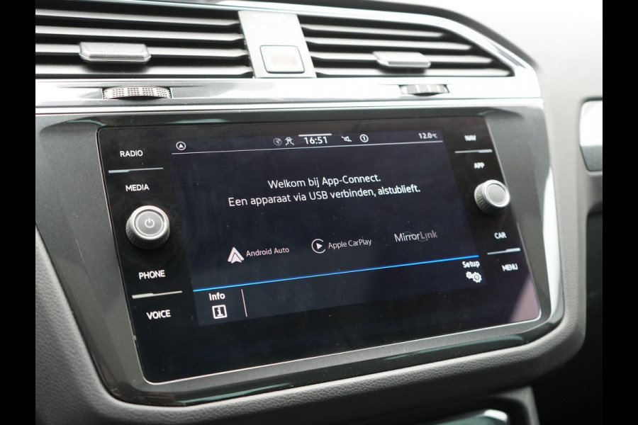 Volkswagen Tiguan 1.4 TSI eHybrid Elegance Plug In Hybrid 245pk Dealer O.H. PHEV | Trekhaak Af Fabriek | Panodak | Adaptive Cruise | Camera | Stuur Verwarmd | Apple Carplay | Keyless | Blis | Navigatie | DAB |