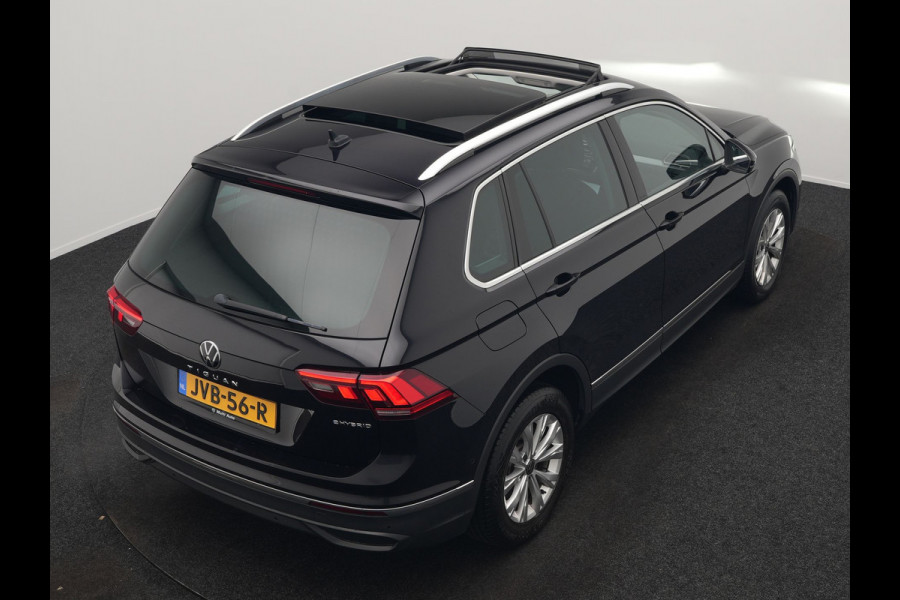 Volkswagen Tiguan 1.4 TSI eHybrid Elegance Plug In Hybrid 245pk Dealer O.H. PHEV | Trekhaak Af Fabriek | Panodak | Adaptive Cruise | Camera | Stuur Verwarmd | Apple Carplay | Keyless | Blis | Navigatie | DAB |