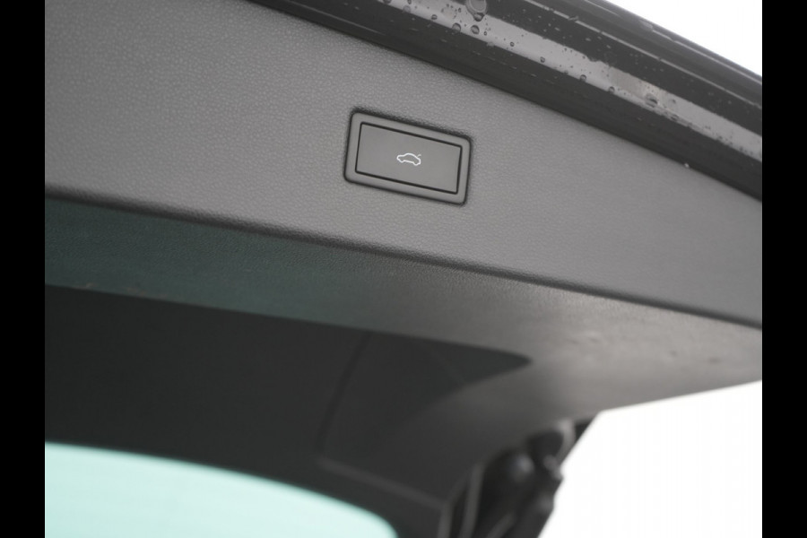 Volkswagen Tiguan 1.4 TSI eHybrid Elegance Plug In Hybrid 245pk Dealer O.H. PHEV | Trekhaak Af Fabriek | Panodak | Adaptive Cruise | Camera | Stuur Verwarmd | Apple Carplay | Keyless | Blis | Navigatie | DAB |