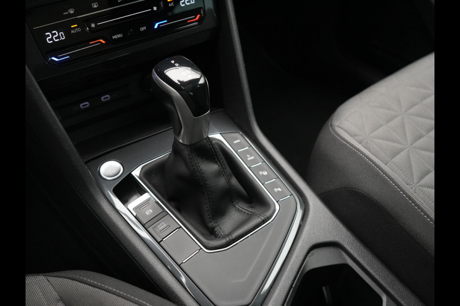 Volkswagen Tiguan 1.4 TSI eHybrid Elegance Plug In Hybrid 245pk Dealer O.H. PHEV | Trekhaak Af Fabriek | Panodak | Adaptive Cruise | Camera | Stuur Verwarmd | Apple Carplay | Keyless | Blis | Navigatie | DAB |