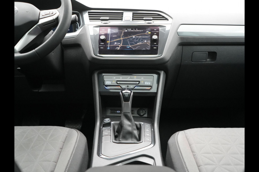 Volkswagen Tiguan 1.4 TSI eHybrid Elegance Plug In Hybrid 245pk Dealer O.H. PHEV | Trekhaak Af Fabriek | Panodak | Adaptive Cruise | Camera | Stuur Verwarmd | Apple Carplay | Keyless | Blis | Navigatie | DAB |