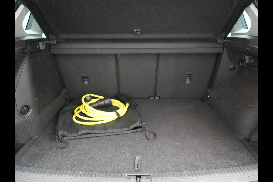 Volkswagen Tiguan 1.4 TSI eHybrid Elegance Plug In Hybrid 245pk Dealer O.H. PHEV | Trekhaak Af Fabriek | Panodak | Adaptive Cruise | Camera | Stuur Verwarmd | Apple Carplay | Keyless | Blis | Navigatie | DAB |