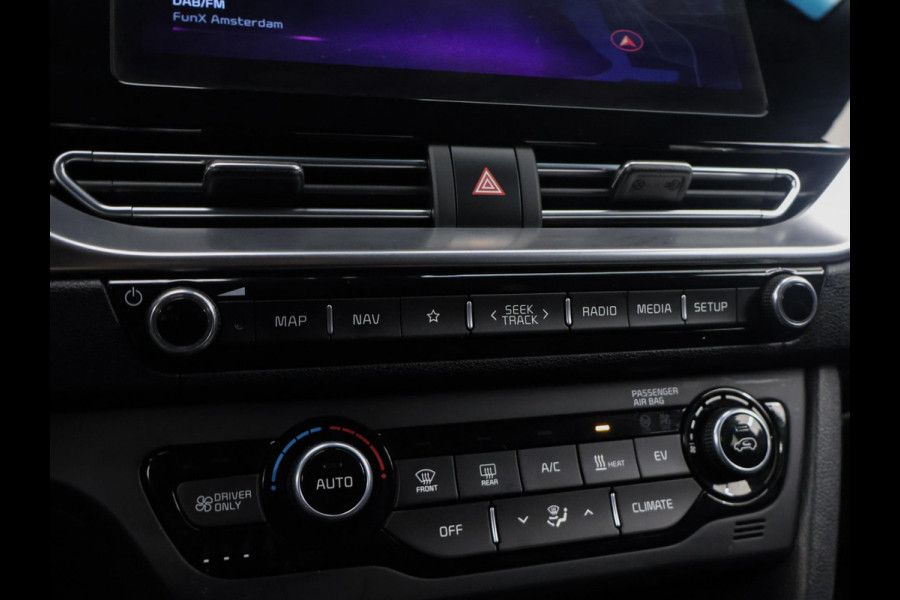 Kia e-Niro ExecutiveLine 64 kWh Sport (APPLE CARPLAY,CAMERA,STOEL/STUURVERWARMING,STOELVERKOELING,LED,PDC,SPORTSTOELEN,LM VELGEN)
