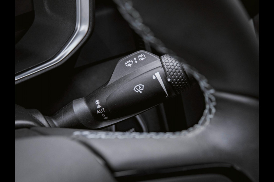 Lynk & Co 01 1.5 Black Edition Trekhaak|Panoramadak|360° Camera|ACC|Stoelverwarming|Navi|Carplay