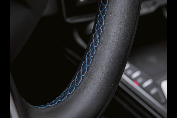 Lynk & Co 01 1.5 Black Edition Trekhaak|Panoramadak|360° Camera|ACC|Stoelverwarming|Navi|Carplay