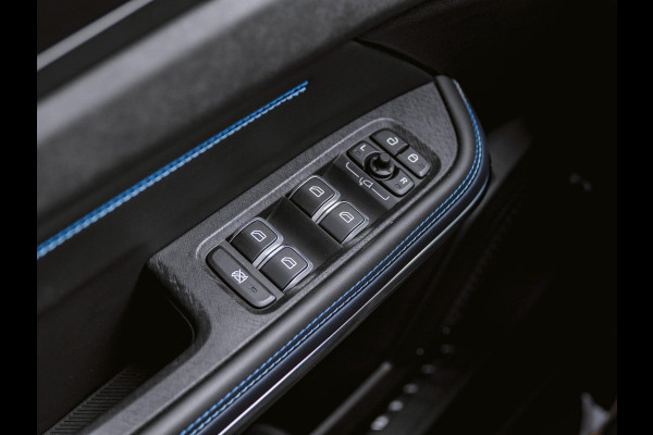 Lynk & Co 01 1.5 Black Edition Trekhaak|Panoramadak|360° Camera|ACC|Stoelverwarming|Navi|Carplay