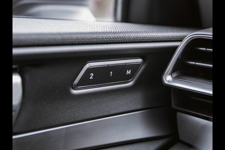 Lynk & Co 01 1.5 Black Edition Trekhaak|Panoramadak|360° Camera|ACC|Stoelverwarming|Navi|Carplay