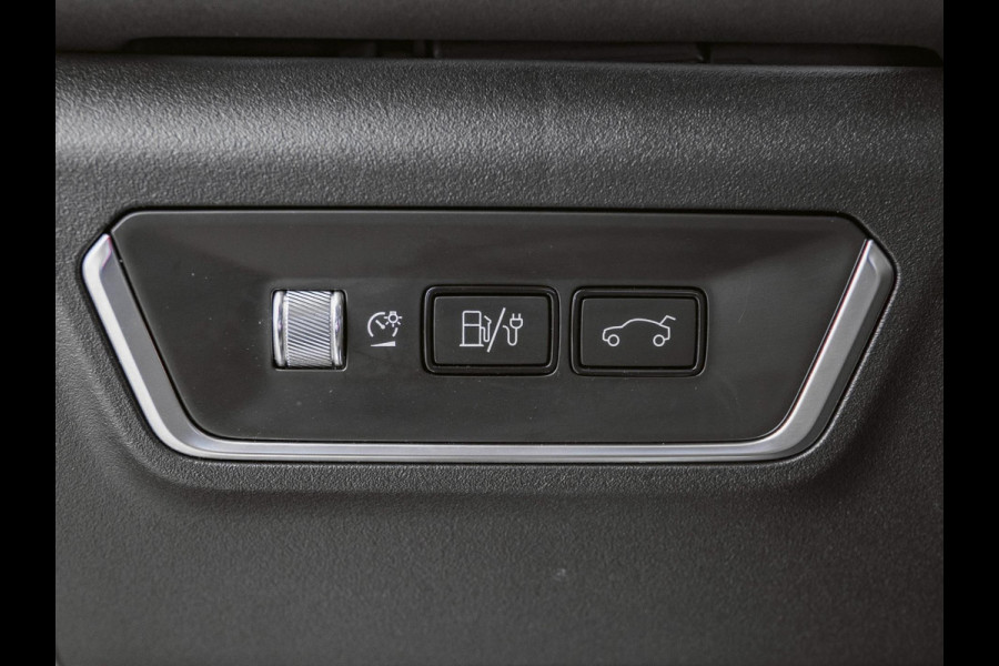 Lynk & Co 01 1.5 Black Edition Trekhaak|Panoramadak|360° Camera|ACC|Stoelverwarming|Navi|Carplay