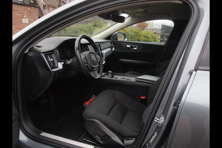 Volvo V60 2.0 B3 Momentum Advantage | Camera | Trekhaak | Apple Carplay | Cruise Control |