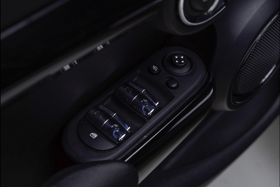 MINI Mini 1.5 Cooper Navi Leer Camera PDC Carplay Keyless Go & Entry LM velgen Zwarte binnenhemel Stoelverwarming Sportstoelen LED BTW auto!