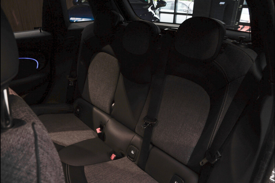 MINI Mini 1.5 Cooper Navi Leer Camera PDC Carplay Keyless Go & Entry LM velgen Zwarte binnenhemel Stoelverwarming Sportstoelen LED BTW auto!