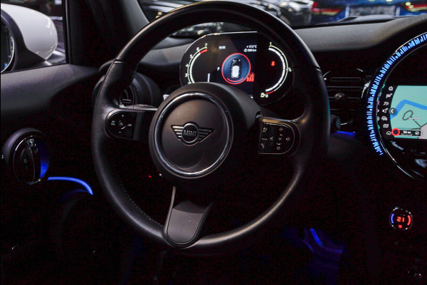MINI Mini 1.5 Cooper Navi Leer Camera PDC Carplay Keyless Go & Entry LM velgen Zwarte binnenhemel Stoelverwarming Sportstoelen LED BTW auto!