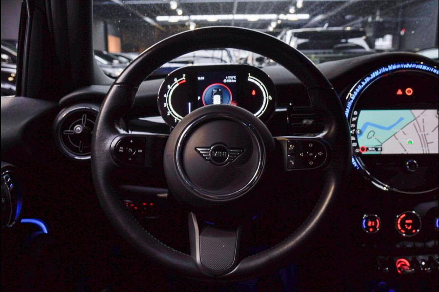 MINI Mini 1.5 Cooper Navi Leer Camera PDC Carplay Keyless Go & Entry LM velgen Zwarte binnenhemel Stoelverwarming Sportstoelen LED BTW auto!