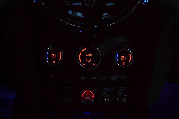 MINI Mini 1.5 Cooper Navi Leer Camera PDC Carplay Keyless Go & Entry LM velgen Zwarte binnenhemel Stoelverwarming Sportstoelen LED BTW auto!
