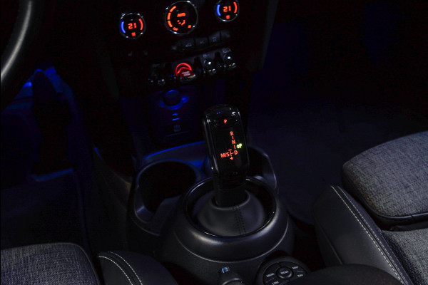 MINI Mini 1.5 Cooper Navi Leer Camera PDC Carplay Keyless Go & Entry LM velgen Zwarte binnenhemel Stoelverwarming Sportstoelen LED BTW auto!