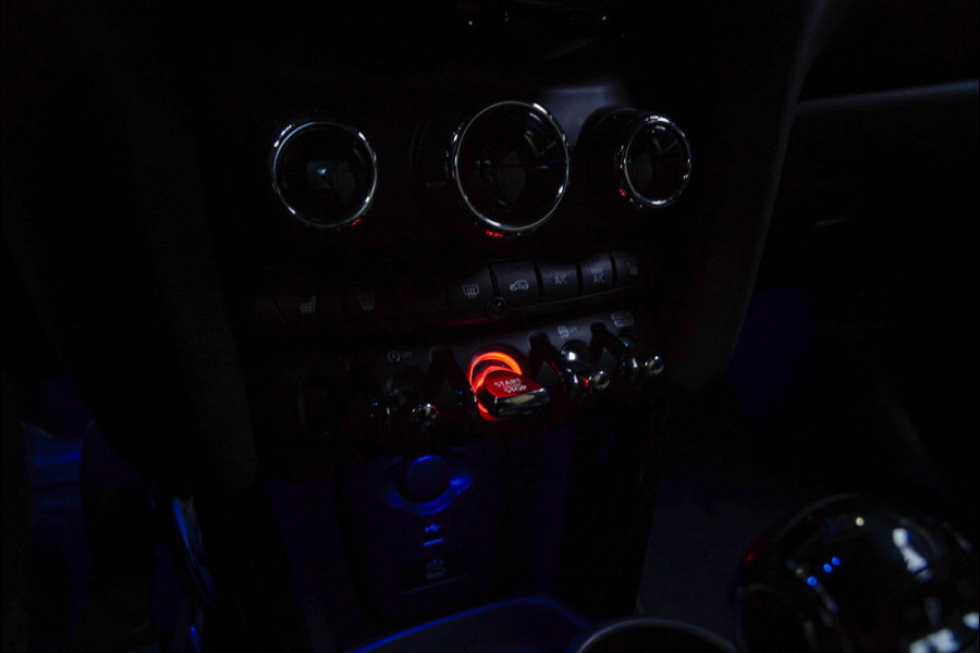 MINI Mini 1.5 Cooper Navi Leer Camera PDC Carplay Keyless Go & Entry LM velgen Zwarte binnenhemel Stoelverwarming Sportstoelen LED BTW auto!