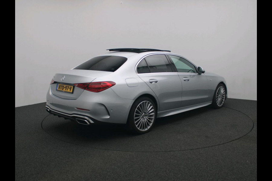 Mercedes-Benz C-Klasse 300 e Business Solution AMG AMG Line | Panorama Schuif-Kanteldak | Distronic | Lederen bekleding | Alarm | Parkeerpakket met 360°-camera | 20 Inch AMG Velgen. Inclusief 24 maanden Mercedes-Benz Certified garantie voor Europa.